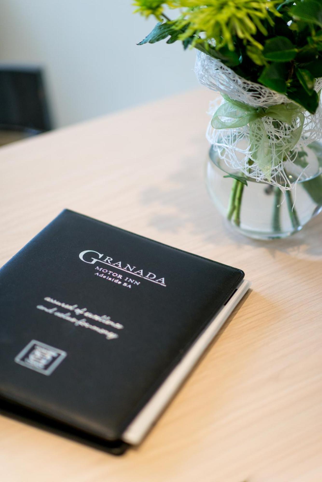 Adelaide Granada Motor Inn Екстер'єр фото